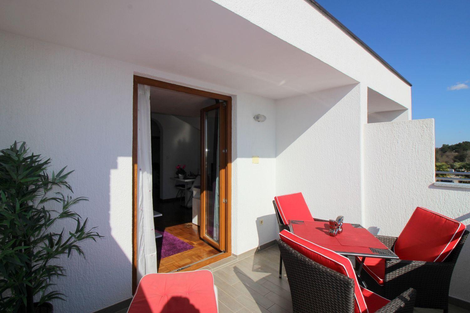 Charmante Dachgeschosswohnung Mit Meerblick Und Blick Auf Altstadt Von Poreč